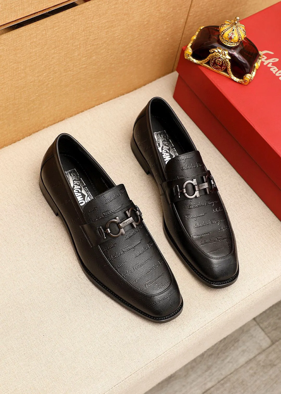 Men's shoes💰460💰 Product trademark: Ferragamo "Ferragamo" casual leather shoes Regular size: 38-44 (45🉑️customized) Product materials: Selected imported first-layer calfskin embossed upper + luxury hardware buckle, imported water-dyed cowhide leather lining. Strong three-dimensional visual effect, original outsole color: 1⃣️color optional